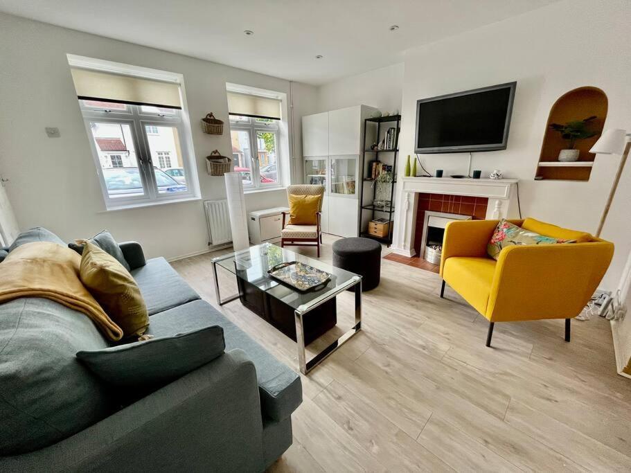 Entire 3 Bed House Weybridge Brooklands, London Villa Byfleet Екстериор снимка