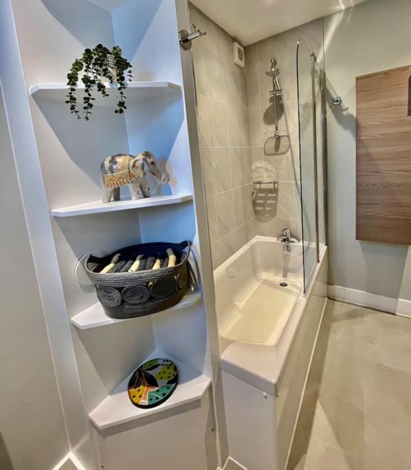 Entire 3 Bed House Weybridge Brooklands, London Villa Byfleet Екстериор снимка