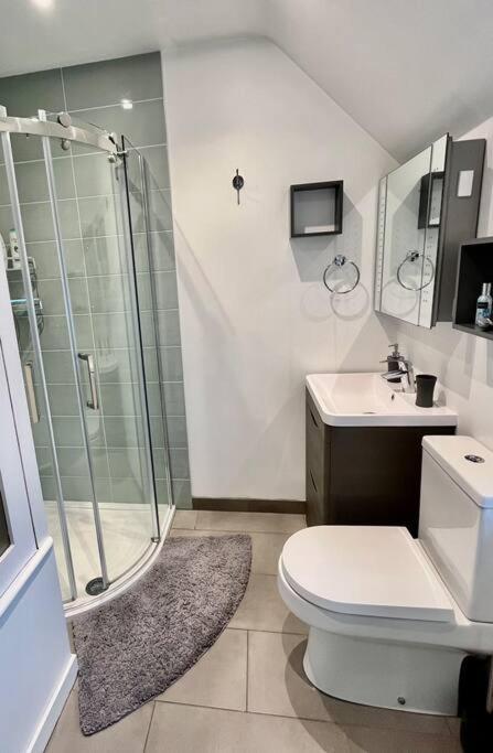 Entire 3 Bed House Weybridge Brooklands, London Villa Byfleet Екстериор снимка