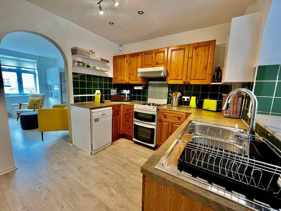Entire 3 Bed House Weybridge Brooklands, London Villa Byfleet Екстериор снимка