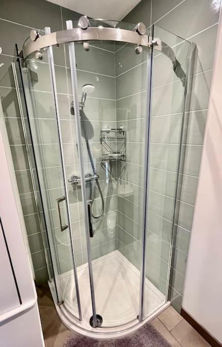 Entire 3 Bed House Weybridge Brooklands, London Villa Byfleet Екстериор снимка