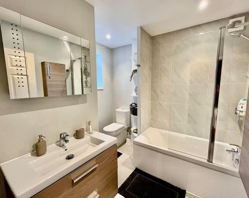 Entire 3 Bed House Weybridge Brooklands, London Villa Byfleet Екстериор снимка