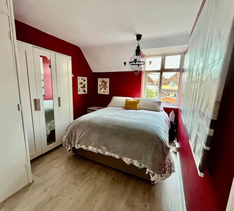Entire 3 Bed House Weybridge Brooklands, London Villa Byfleet Екстериор снимка