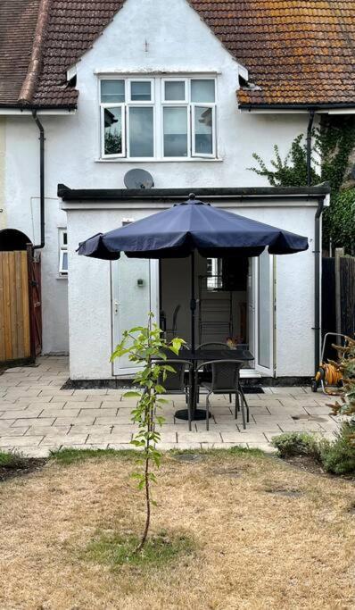 Entire 3 Bed House Weybridge Brooklands, London Villa Byfleet Екстериор снимка