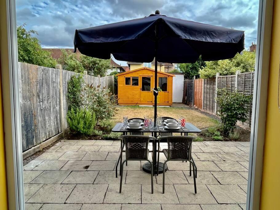 Entire 3 Bed House Weybridge Brooklands, London Villa Byfleet Екстериор снимка