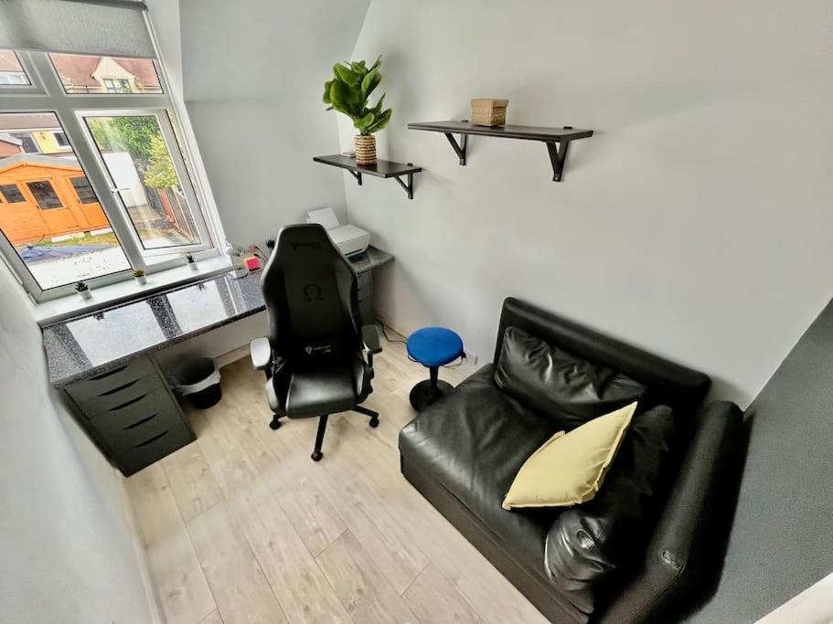 Entire 3 Bed House Weybridge Brooklands, London Villa Byfleet Екстериор снимка