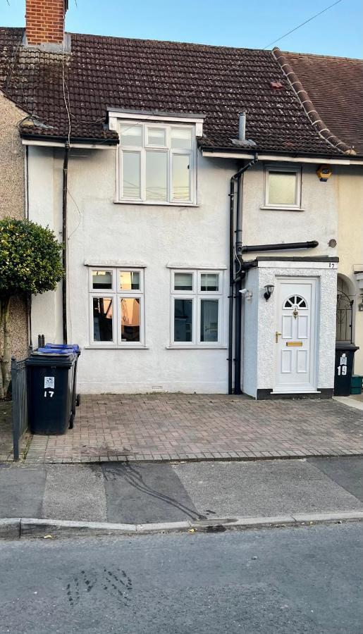 Entire 3 Bed House Weybridge Brooklands, London Villa Byfleet Екстериор снимка