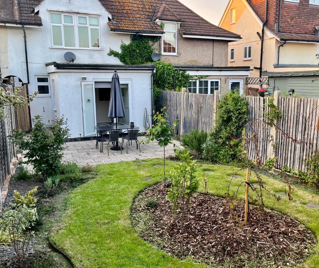 Entire 3 Bed House Weybridge Brooklands, London Villa Byfleet Екстериор снимка